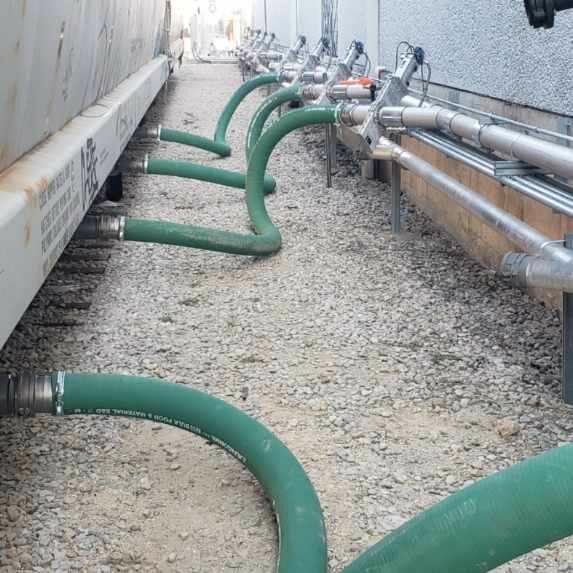 Railcar unloading system